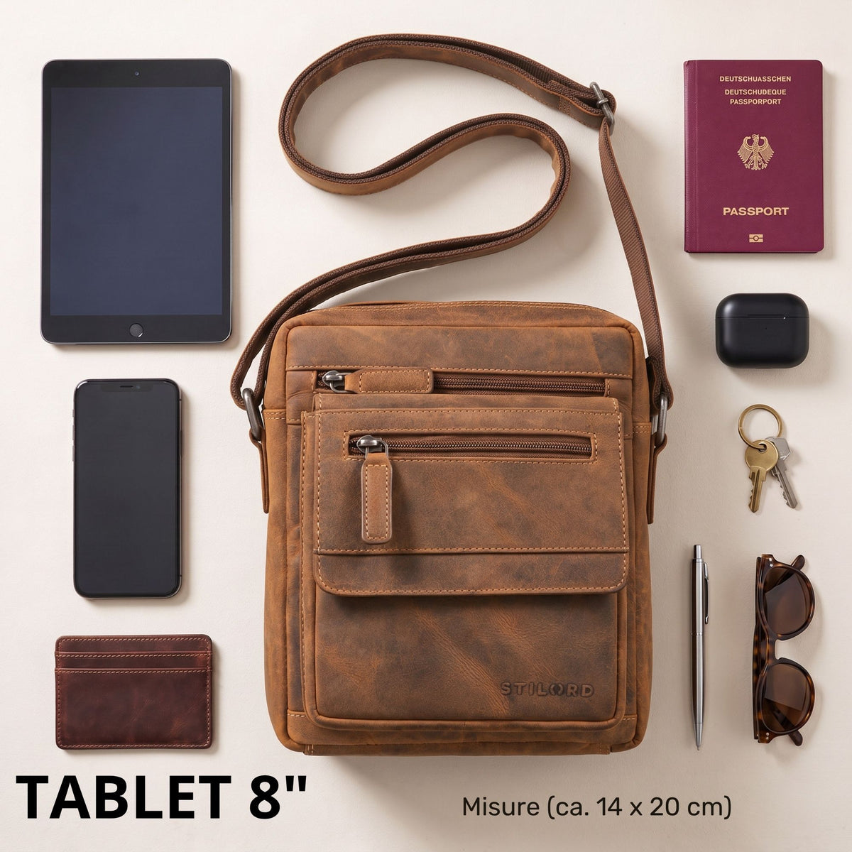 Piccola tracolla da uomo in pelle marrone, design piatto con tasche frontali con zip, flatlay con tablet 8 pollici e accessori