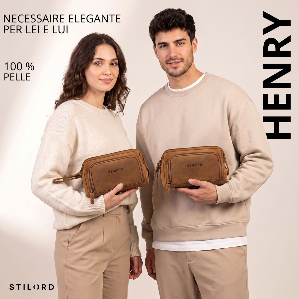 Uomo e donna tengono necessaire Henry in pelle color tan con marchio STILORD, vista frontale