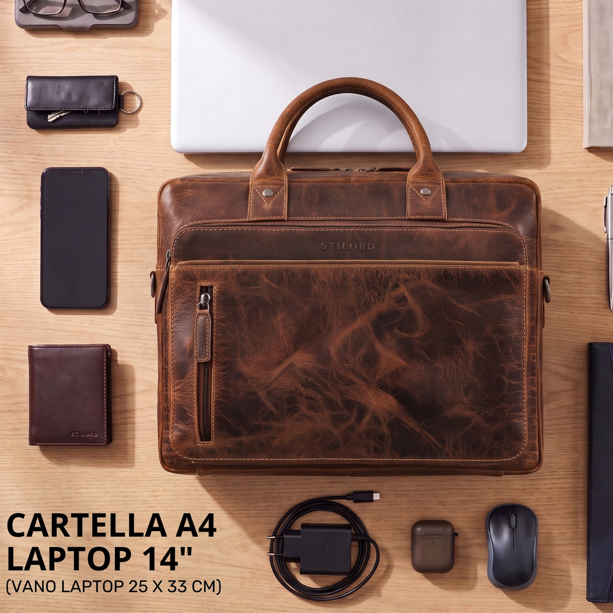 Braune Leder-Business-Tasche A4 mit STILORD-Prägung, Laptopfach 13–14 Zoll, Draufsicht mit Zubehör auf Holz