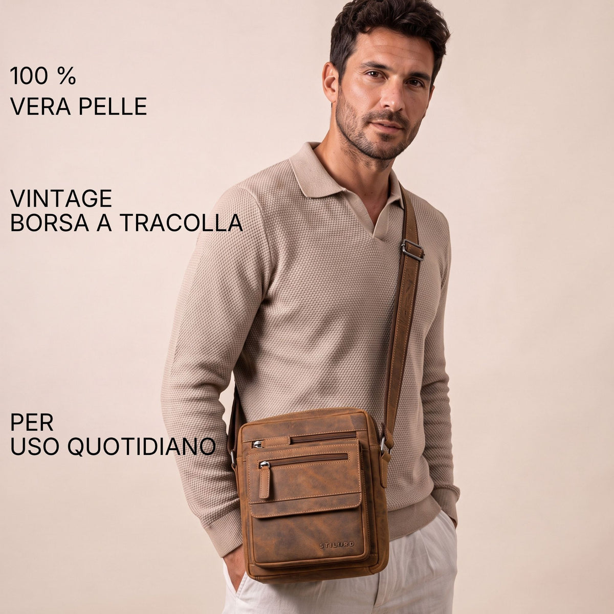 Tracolla piatta da uomo in pelle marrone bergamo, indossata da modello, compatibile con tablet 8 pollici