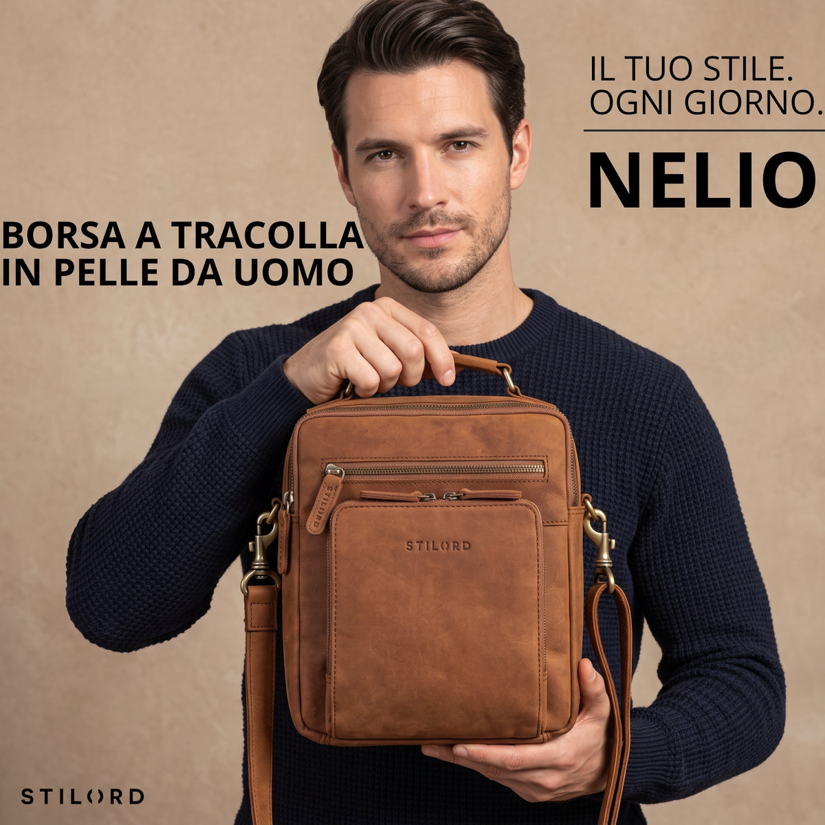 Piccola tracolla in pelle color tan con manico e stampa STILORD, vista frontale tenuta da uomo