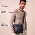 Piccola borsa a tracolla piatta in pelle nera per tablet 8 pollici, indossata da modello uomo, vista frontale
