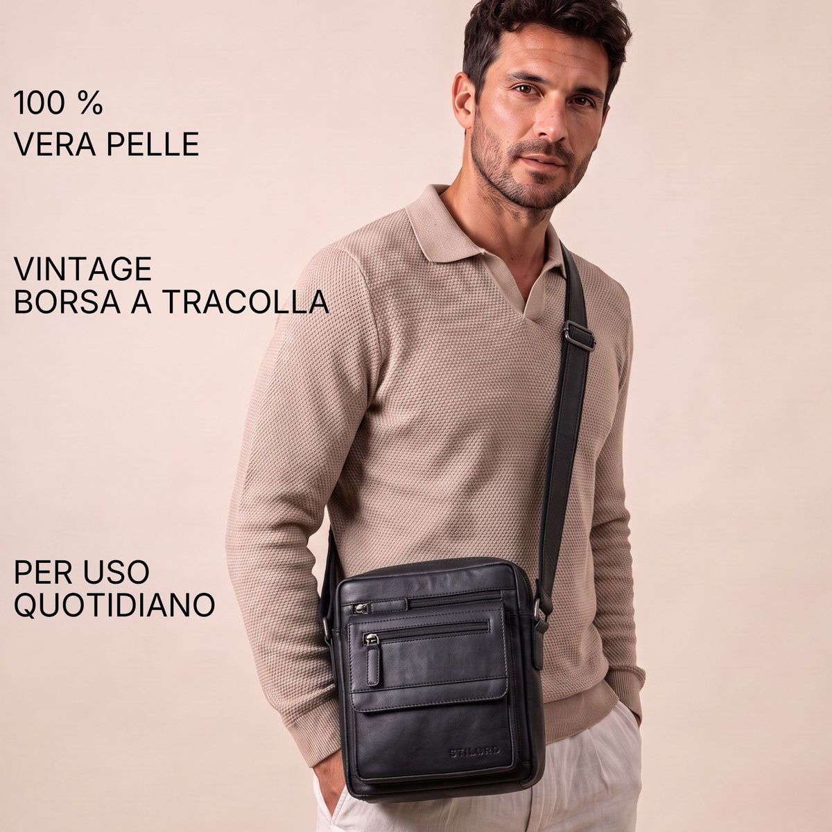 Piccola borsa a tracolla piatta in pelle nera per tablet 8 pollici, indossata da modello uomo, vista frontale