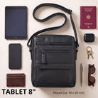 Borsa tracolla piatta in pelle nera da uomo, vista frontale con tasche con cerniera, dimensione indicata con tablet 8 pollici