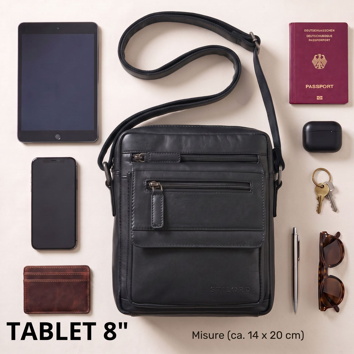 Borsa tracolla piatta in pelle nera da uomo, vista frontale con tasche con cerniera, dimensione indicata con tablet 8 pollici