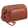 Necessaire in pelle maraska marrone, vista 3/4, logo STILORD impresso, manico a polso, cerniere