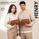 Necessaire in pelle maraska marrone, vista frontale, con stampa STILORD, tenuto da uomo e donna