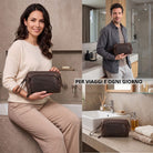 Necessaire Henry in pelle marrone (zamora), vista frontale e scene lifestyle in bagno con persone, stampa STILORD
