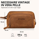 Necessaire in pelle color tan scuro, vista frontale con logo STILORD impresso e misure indicate