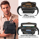 Piccola borsa a tracolla da uomo in pelle nera, tenuta da un modello; visione interna con fodera a quadri, tasche con cerniera e tablet