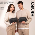 Due persone tengono necessaire in pelle nera Henry con STILORD impresso, vista frontale