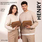 Uomo e donna tengono necessaire Henry in pelle color tan con marchio STILORD, vista frontale
