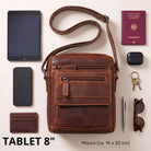 Piccola borsa a tracolla piatta in pelle marrone con tablet 8 pollici e accessori per confronto dimensioni, marchio STILORD visibile