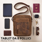 Kleine braune Leder-Schultertasche, frontale Ansicht, umliegend 8'' Tablet, Smartphone, Reisepass und Accessoires