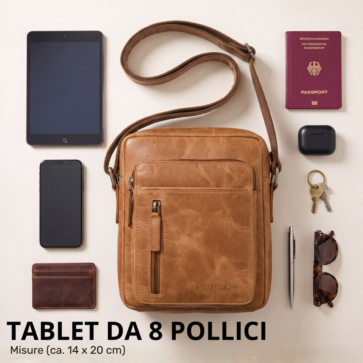 Kleine Lederschultertasche perugia-braun, Frontansicht mit Reißverschluss und verstellbarem Trageriemen, neben 8-Zoll-Tablet
