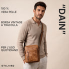 Mann trägt kleine Schultertasche aus braunem Rindsleder (perugia-braun) mit Fronttasche und Reißverschluss, Halbnahaufnahme