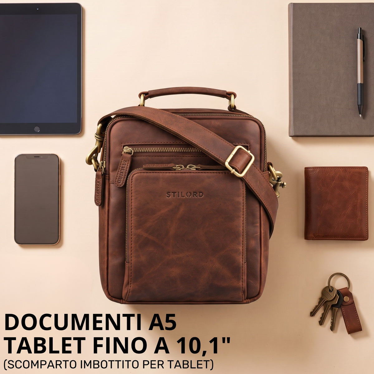 Piccola borsa tracolla in pelle marrone zamora con manico superiore, tracolla regolabile, ferrature ottone e stampa STILORD, adatta a tablet 10,1" e A5